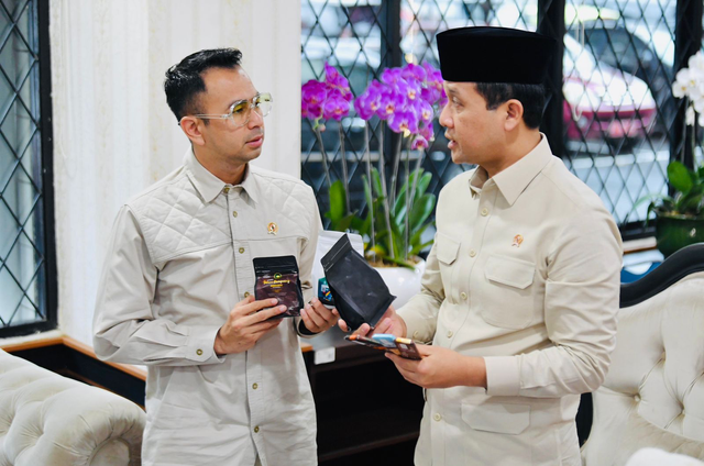 Utusan Khusus Presiden RI bidang Generasi Muda dan Pekerja Seni Raffi Ahmad (kiri) bertemu Menteri Transmigrasi M. Iftitah Sulaiman (kanan) di kantor Kalibata, Jakarta Timur, Rabu (4/12/2024). Foto: Dok. Kementrans