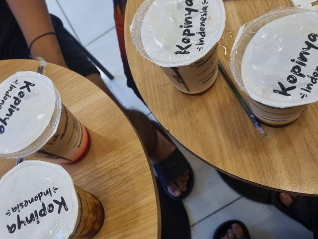 foto diatas sebagai gambaran nongkrong sambil minum kopi 