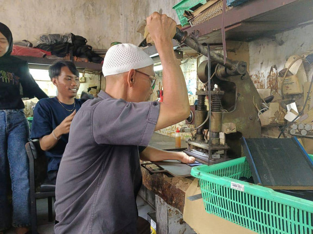 Dokumentasi pribadi; proses pembuatan dompet kulit yang dibuat oleh perajin disabilitas.