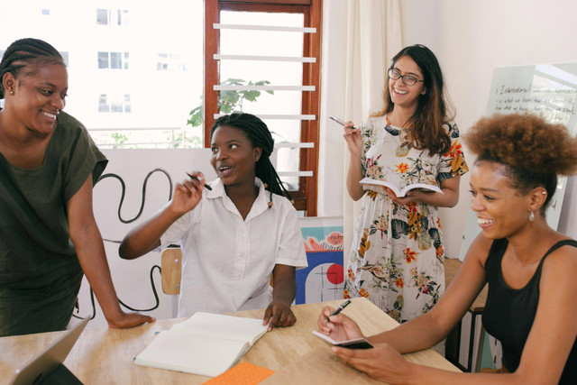 Foto oleh RF._.studio: https://www.pexels.com/photo/photo-of-women-laughing-3810756/