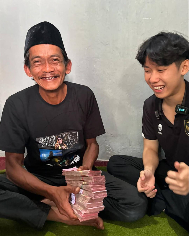 Konten kreator Willie Salim kasih uang Rp 100 juta kepada penjual es teh, Sunhaji. Foto: Dok. instagram/@willie27_