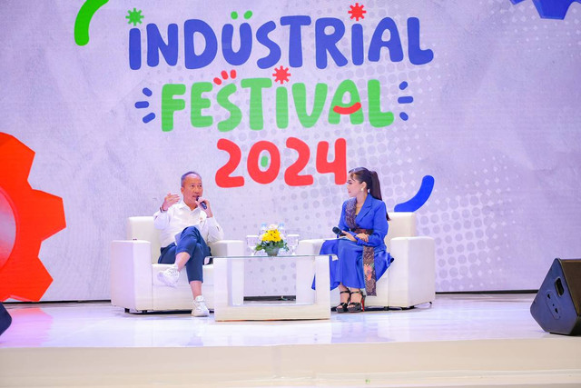 Menteri Perindustrian Agus Gumiwang Kartasasmita (kiri) saat kuliah umum dalam Industrial Festival 2024 di Surabaya, Rabu (4/12). Foto: Dok. Kemenperin