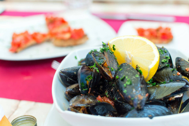 Tempat Makan Seafood di Semarang. Foto hanya ilustrasi, bukan tempat sebenarnya. Sumber: unsplash.com/Christopher Carson.