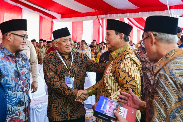 Presiden Prabowo Subianto (kanan) bersalamanan dengan eks Ketum PP Muhammadiyah, Din Syamsuddin di acara Tanwir Muhammadiyah, Kupang, NTT, Rabu (4/12). Foto: Dok. Istimewa