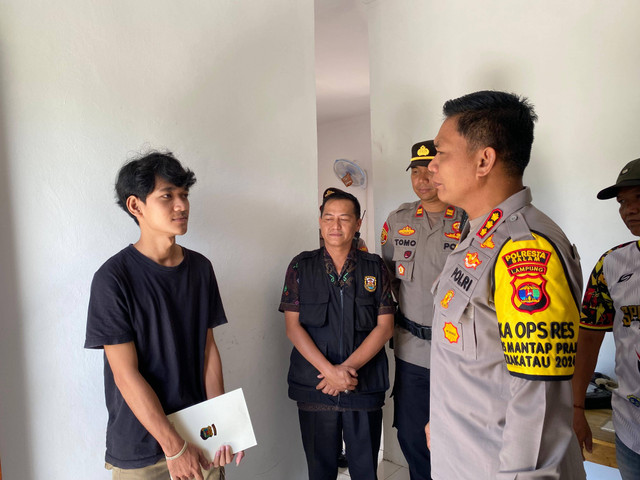 Polisi memberikan bantuan kepada warga yang terdampak angin kencang di Perumahan Viola Hills, Sumber Agung, Kemiling, Bandar Lampung, Kamis (5/12). #publisherstory #lampunggeh