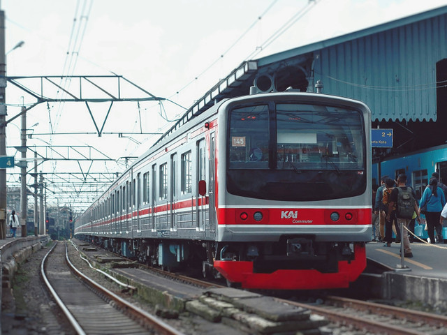 Stasiun dekat Tropikana Waterpark Depok. Foto KRL Commuter Line. Sumber: Unsplash/Faisal Hanafi.