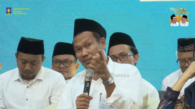 Tangkapan layar KH Ahmad Bahauddin Nursalim atau Gus Baha menjadi pembicara di acara Ngaji Bareng yang digelar Universitas Islam Indonesia (UII), Kamis (5/12). Foto: Dok. Istimewa