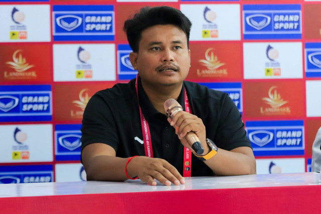 Pelatih Timnas Wanita Kamboja, Khuon Laboravy, dalam sesi konferensi pers pasca-laga melawan Malaysia di ASEAN Women's Cup 2024 (29/11). Foto: Lao Football Federation