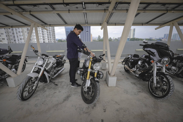 Pegawai Komisi Pemberantasan Korupsi (KPK) memeriksa kondisi mobil sitaan yang ada di Rumah Penyimpanan Benda Sitaan dan Barang Rampasan (Rupbasan) KPK, Jakarta Timur, Kamis (5/12/2024). Foto: Jamal Ramadhan/kumparan