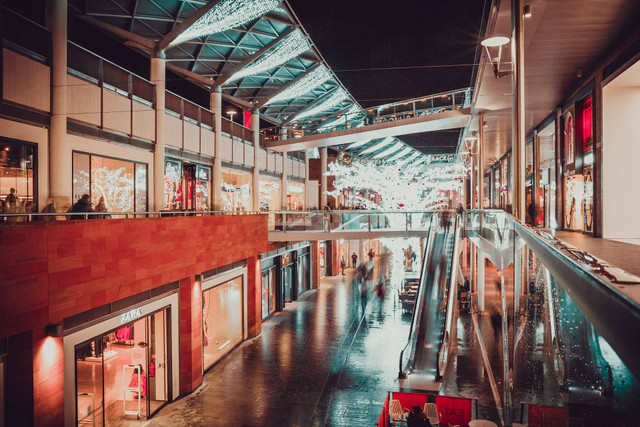 Mall Terbesar di Semarang. Foto hanya ilustrasi, bukan tempat sebenarnya. Sumber: unsplash.com/Carl Raw.