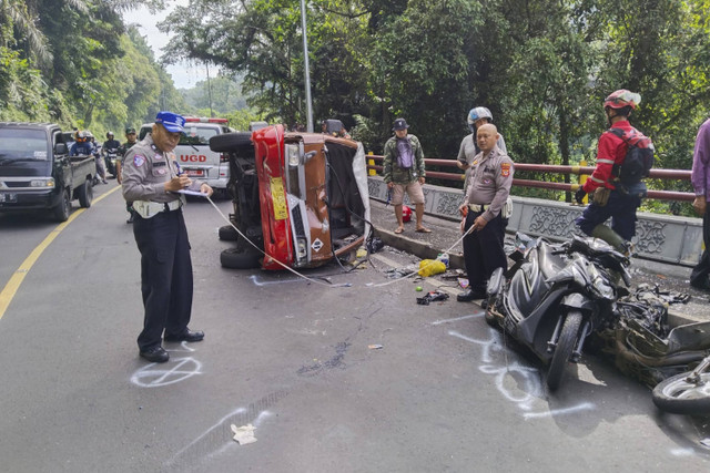 Kecelakaan angkot terguling di Jalan Raya Cadas Pangeran, Kecamatan Pamulihan, Kabupaten Sumedang, pada Kamis (5/12/2024).  Foto: Dok. Polres Sumedang