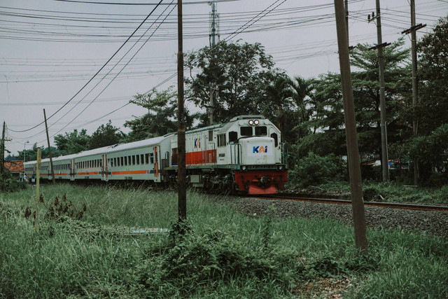 Rute Kereta Dhoho Blitar-Surabaya. Foto hanya ilustrasi, bukan tempat sebenarnya. Foto: dok. Unsplash/muhammad arief