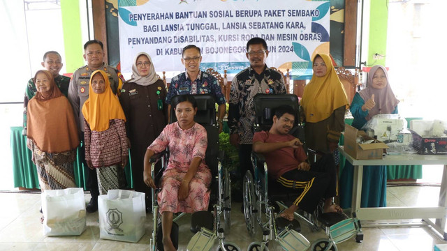 Ahmad Dani Bahtiar (20), penyandang disabilitas asal Desa Bareng, Kecamatan Ngasem, Kabupaten Bojonegoro saat mendapatkan bantuan sebuah kursi roda dari Pemkab Bojonegoro. Kamis (05/12/2024). (Aset: Istimewa)