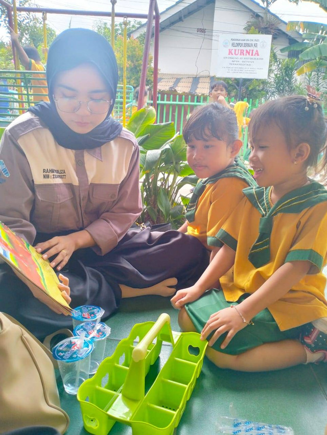 ilustrasi anak mengembangkan serunya membaca bersama membangun literasi anak sejak usia dini. (sumber : di ambil pada tanggal 12 november 2024 di tk kb kurnia palembang)