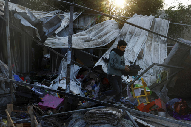 Seorang pria Palestina memeriksa kerusakan setelah serangan Israel di sebuah kamp tenda, di Khan Younis di Jalur Gaza selatan, Kamis (5/12/2024). Foto: Mohammed Salem/REUTERS 