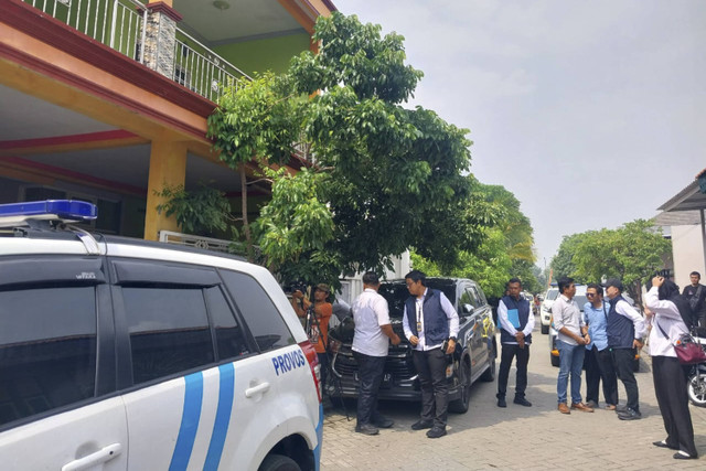 BNNP Jatim menggeledah salah satu rumah milik anggota polisi di Perumahan Taman Indah Regency Blok BB-10, Kecamatan Taman, Sidoarjo, Kamis (5/12/2024). Foto: Dok. Istimewa