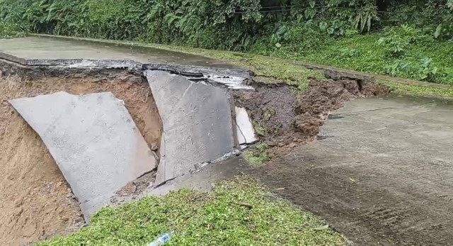 Ruas jalan Cipanas-Warungbanten, tepatnya di Kampung Cikuning, Desa Sukamaju, Kecamatan, Sobang, Kabupaten Lebak, Banten, mengalami longsor pada Kamis (5/12/2024) pagi. Foto: BPBD Lebak