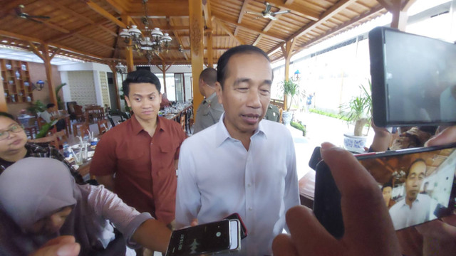 Presiden ke-7 RI Jokowi di salah satu rumah makan di Kota Solo, Kamis (5/12).  Foto: Dok. kumparan