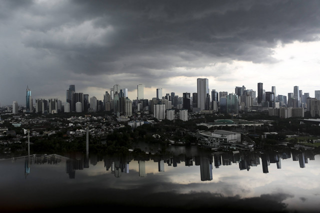 Awan tebal menyelimuti permukiman dan gedung bertingkat di Jakarta, Kamis (5/12/2024). Foto: Asprilla Dwi Adha/ANTARA FOTO