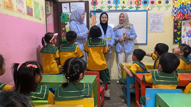 ilustrasi anak mengembangkan bercerita dengan boneka: metode kreatif untuk meningkatkan imajinasi anak.(sumber: di ambil pada tanggal 14 november 2024 di paud kb kurnia palembang)