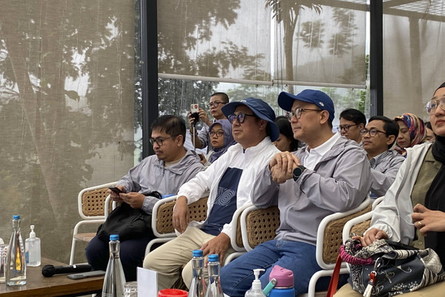 Tokoh Penggerak Desa Sejahtera Astra Boja Farm, John Tumiwa, dan Head of Corporate Communications Astra Internasional, Boy Kelana, di DSA Boja Farm Tajur Halang, Kabupaten Bogor, Kamis (5/12).  Foto: Muhammad Fhandra Hardiyon/kumparan