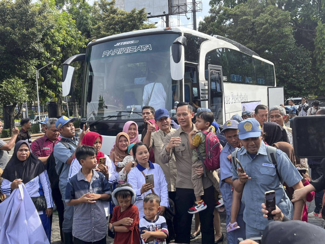 Puluhan transmigran asal Jawa Tengah di DI Yogyakarta diberangkatkan ke daerah tujuan dari kantor gubernur Jawa Tengah. Foto: Intan Alliva Khansa/kumparan