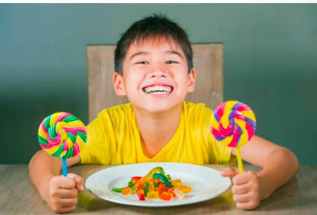 https://www.istockphoto.com/id/foto/anak laki-laki kecanduan makan manis yang tidak sehat bagi tubuh