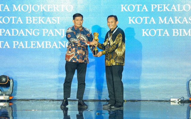 Pj Wali Kota Palembang, Cheka Virgowansyah, saat menerima penghargaan Innovative Government Award (IGA) tahun 2024. (ist)