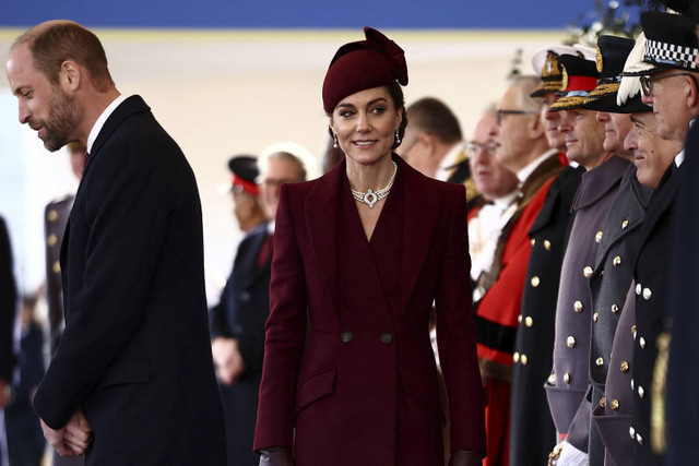 Catherine, Putri Wales dari Inggris, menyapa para pejabat saat ia tiba menjelang Penyambutan Seremonial untuk Emir Qatar di Parade Pasukan Pengawal Kuda di London, Selasa (3/12/2024). Foto: Henry Nicholls/REUTERS 