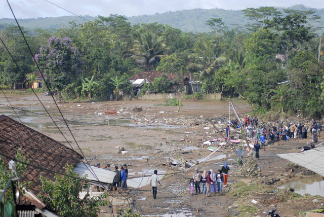 Sejumlah warga menyaksikan dampak banjir bandang di Kampung Cieurih, Desa Datarnangka, Sagaranten, Kabupaten Sukabumi, Jawa Barat, Kamis (5/12/2024). Foto: Iman/ANTARA FOTO