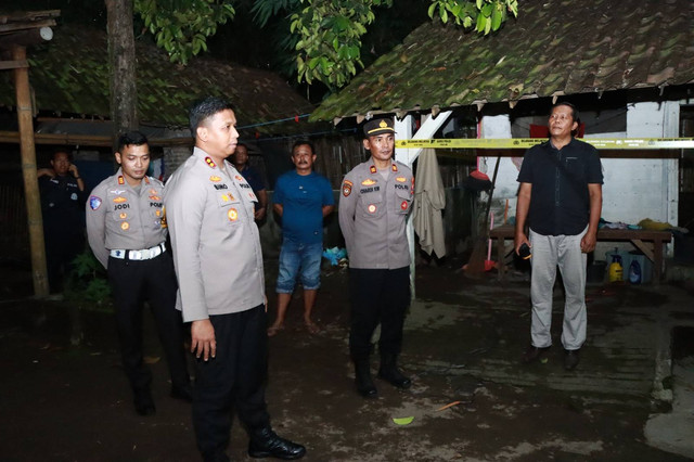 Kapolres Kediri AKBP Bimo Ariyanto di TKP pembunuan sekeluarga. Foto: Dok. Pribadi