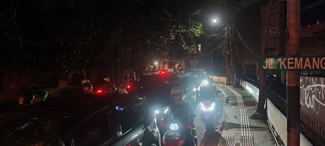 Situasi arus lalu lintas di sekitar Anomali Coffee di Jalan Raya Kemang, Jakarta Selatan, pada Kamis (5/12/2024).  Foto: Rachmadi Rasyad/kumparan