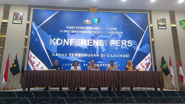 Kabid Humas Polda Metro Jaya Kombes Pol Ade Ary Syam Indradi memimpin konferensi pers di RS Polri Kramat Jati, Jaktim, Kamis (5/12/2024).  Foto: Thomas Bosco/kumparan