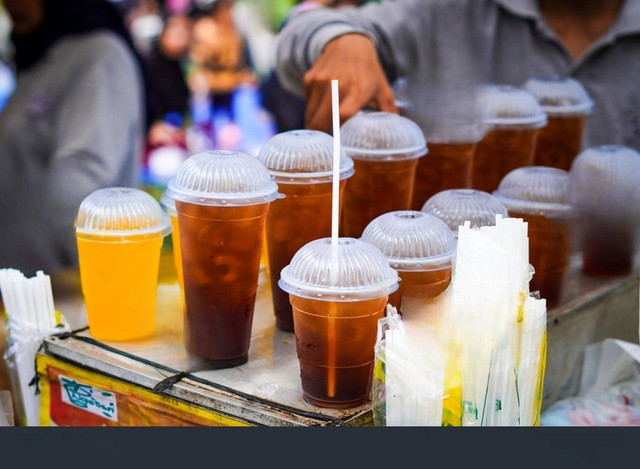 Sumber gambar : https://www.shutterstock.com/id/image-photo/indonesian-ice-tea-plastic-cup-2427768807 ( Shutterstock)