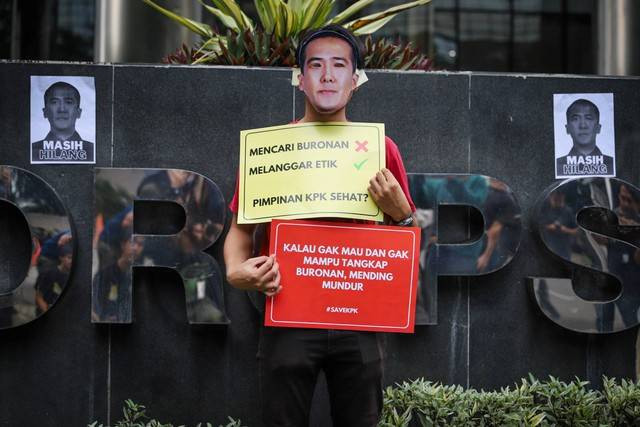 Peserta aksi dari Indonesia Corruption Watch (ICW) melakukan aksi teatrikal di depan Gedung KPK, Jakarta, Senin (15/1/2024). Foto: Iqbal Firdaus/kumparan