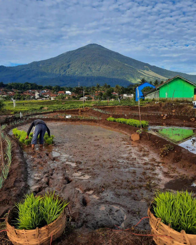 Pemandangan indah Gunung Ciremai dari Kota Kuningan. (Sumber: https://www.instagram.com/p/DCfvHE2yKEi/ utm_source=ig_web_copy_link&igsh=MzRlODBiNWFlZA==. diambil dari akun @rahmathl dan sudah memiliki hak izin penggunaan.)