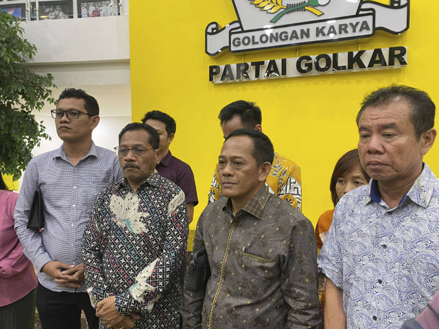 Sekretaris Bidang Hukum DPP Golkar Muhammad Sattu Pali (depan, kedua dari kanan) dan Sekretaris Bidang Organisasi DPP Golkar Derek Loupatty (sebelah kiri Sattu) di DPP Golkar pada Kamis (5/12/2024). Foto: Abid Raihan/kumparan