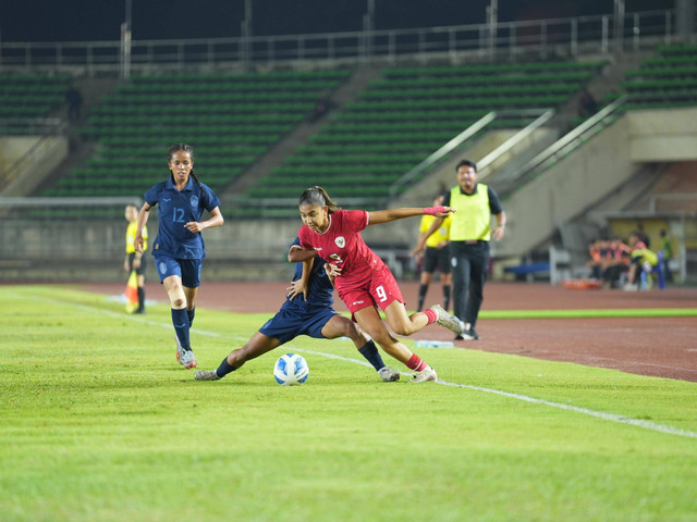 Claudia Scheunemann saat melewati pemain Kamboja di final ASEAN Women's Cup 2024 di New Laos National Stadium, Vientiane, Laos, Kamis (5/12). Foto: PSSI