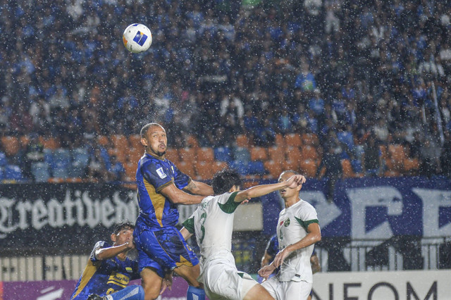 Pemain Persib Bandung Gustavo Franca (kiri) berebut bola dengan pemain Zhejiang FC Wang Yang (kedua kanan) pada pertandingan AFC Champions League Two Group F di Stadion Si Jalak Harupat, Kabupaten Bandung, Jawa Barat, Kamis (5/12/2024). Foto: Raisan Al Farisi/ANTARA FOTO