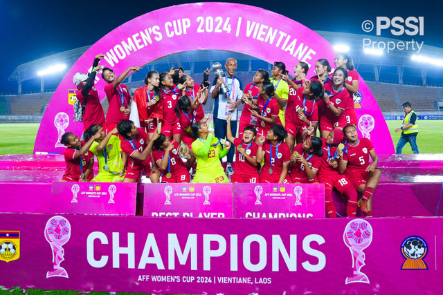 Timnas Wanita Indonesai saat merayakan gelar juara di podium ASEAN Women's Cup 2024 di New Laos National Stadium, Vientiane, Laos, Kamis (5/12). Foto: Dok. PSSI