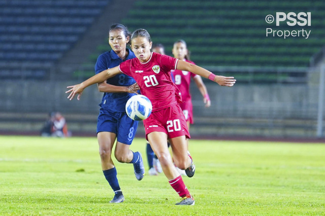 Katarina Stalin berebut bola saat Timnas Wanita Indonesia menghadapi Kamboja di final ASEAN Women's Cup 2024. Foto: Dok. PSSI