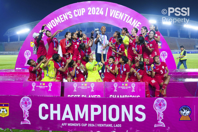 Skuad Garuda Pertiwi merayakan trofi juaranya usai mengalahkan Kamboja di final ASEAN Women's Cup 2024. Foto: Dok. PSSI