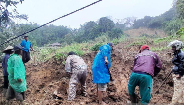 Bencana tanah longsor yang terjadi di Kecamatan Simpenan, Kabupaten Sukabumi, Jawa Barat, Rabu (4/12). Foto: ANTARA/Aditia Aulia Rohman