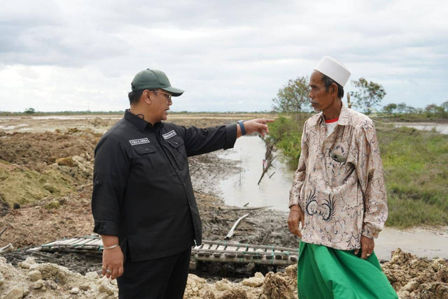 Anggota Ombudsman, Yeka Hendra Fatika, berbincang dengan warga saat sidak pemagaran bambu di perairan Kronjo, Banten. Foto: Dok. Ombudsman