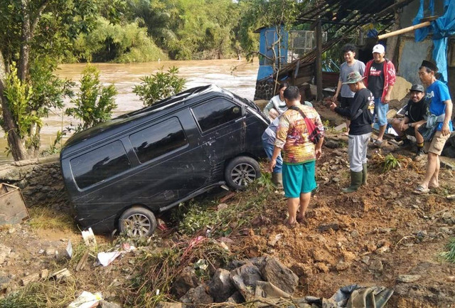 Kondisi kendaraan yang sebelumnya terseret arus banjir di Desa Curugluhur, Kecamatan Sagaranten, Kabupaten Sukabumi.  Foto: Dok. Istimewa