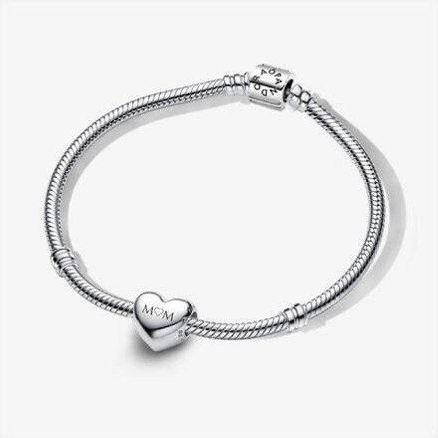 Gelang Pandora Terbuat dari Apa. Foto adalah Be Love Engravable Heart. Sumber foto: www.pandoraindonesia.id