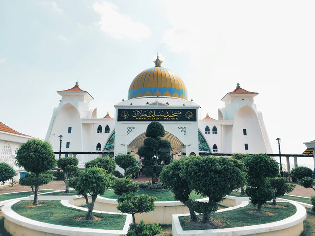 Doa Masuk Masjid dan Keluar Masjid. Foto: Unsplash/Kuiye Chen.