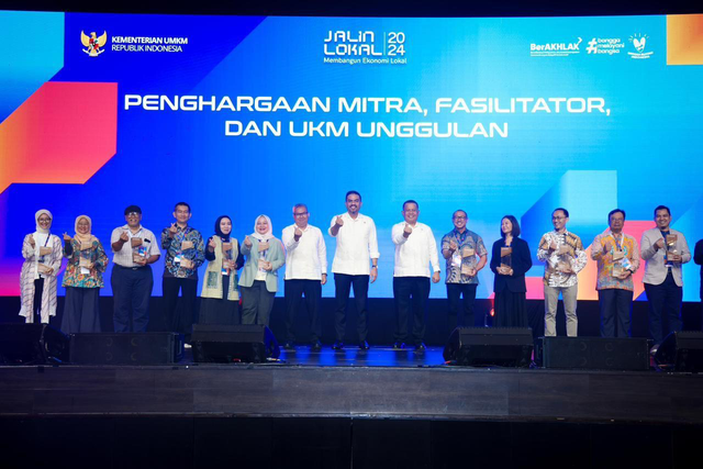 Menteri UMKM Maman Abdurrahman (tengah) pada acara Jalin Lokal 2024 di Jakarta, Kamis (5/12). Foto: Dok. Kementerian UMKM