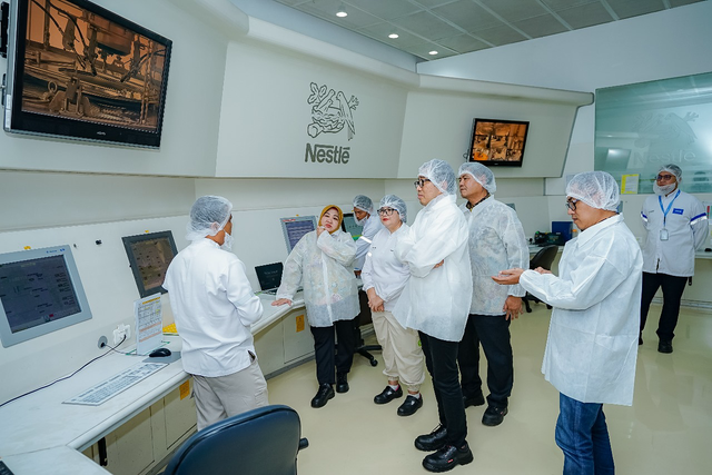 Wakil Menteri Perindustrian Faisol Riza (keempat dari kanan) saat factory tour ke PT Nestle Indonesia di Kejayan, Pasuruan, Jawa Timur sebagai rangkaian Industrial Festival 2024. Foto: Dok. Kemenperin