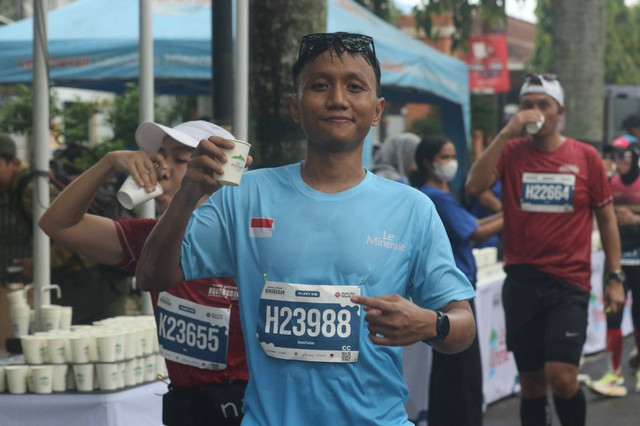  Water station Le Minerale membantu pelari tetap bugar di ajang Borobudur Marathon (BorMar) 2024. Foto: Istimewa